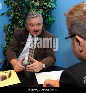 Praga, Repubblica Ceca. 16 agosto 2009. ***FILE PHOTO*** economista ceco-americano Milan Zeleny, che era professore emerito alla Fordham University di New York e uno degli economisti cechi più citati e rispettati, è morto negli Stati Uniti la vigilia di Natale del 2023 all'età di 81 anni, il quotidiano ceco Hospodarske noviny (HN) ha riferito il 27 dicembre 2023. *** Milan Zeleny è stato ospite del programma televisivo ceco Questions of Vaclav Moravec, il 16 agosto 2009, a Praga, Repubblica Ceca. Crediti: Stanislav Peska/CTK Photo/Alamy Live News Foto Stock