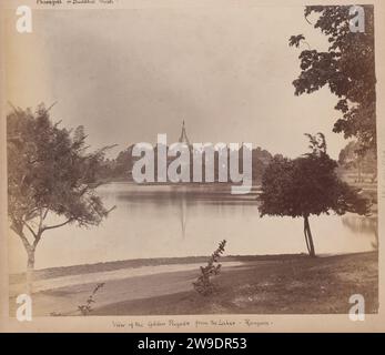 Vista della pagoda Shwedagon da un lago, Yangon, Myanmar, c. 1870 - c. 1900 Fotografia Vista della pagoda dorata da un lago, Rangoon, Unione di Myanmar (ex Birmania). Carta Yangon. Stampa di albumi di cartone Yangon Foto Stock