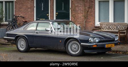 Naarden, Paesi Bassi, 25.12.2023, Classic Jaguar XJS 3,6 da 1991 parcheggiata in strada Foto Stock