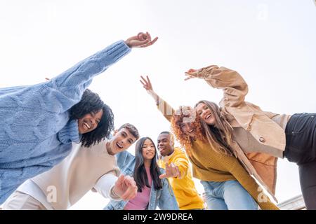 Felici amici multietnici che si divertono insieme all'aperto. Concetto di amicizia e gioventù. Foto Stock