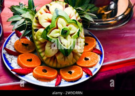 Intagli di frutta e verdura, mostra decorazioni di intaglio di frutta thailandese a mano Foto Stock