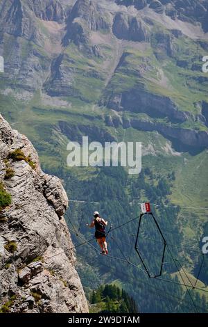 Sopra l'Abisso - Arrampicata sulla Gemmi via Ferrata. Leukerbad, Vallese, Svizzera Foto Stock