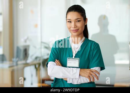 Ritratto di giovane infermiera sorridente del centro di riabilitazione in scrub Foto Stock