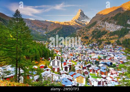 Zermatt, Svizzera con città sotto il Cervino al mattino. Foto Stock