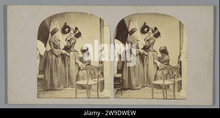 Tre donne si addossano gli abiti, carta stereografica 1857 - 1863. Stampa di albumi di cartone medicazione di qualcun altro - AA - figura umana femminile Foto Stock