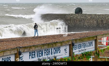 Brighton Regno Unito 27 dicembre 2023 - i visitatori guardano le onde che si infrangono sul lungomare di Brighton mentre Storm Gerrit batte la Gran Bretagna oggi con avvisi meteo emessi in tutto il paese : Credit Simon Dack / Alamy Live News Foto Stock