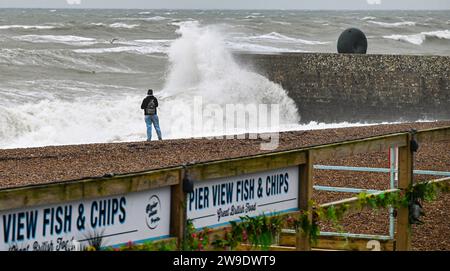 Brighton Regno Unito 27 dicembre 2023 - i visitatori guardano le onde che si infrangono sul lungomare di Brighton mentre Storm Gerrit batte la Gran Bretagna oggi con avvisi meteo emessi in tutto il paese : Credit Simon Dack / Alamy Live News Foto Stock