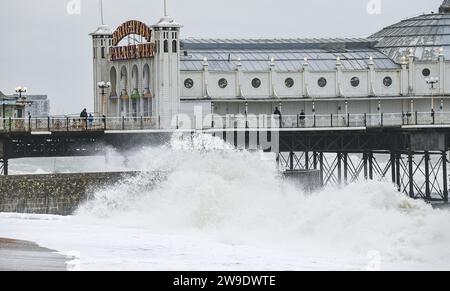 Brighton Regno Unito 27 dicembre 2023 - le onde si schiantano sul lungomare di Brighton vicino al molo mentre Storm Gerrit batte la Gran Bretagna oggi con avvisi meteorologici emessi in tutto il paese : Credit Simon Dack / Alamy Live News Foto Stock