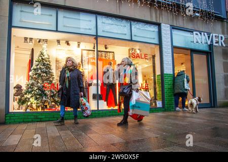 Preston, Lancashire. Meteo Regno Unito. 27 dicembre 2023. Negozi di vendita natalizi, negozi di shopping in una giornata umida e tormentata nel centro della città. Credit MediaWorldImages/AlamyLiveNews Foto Stock