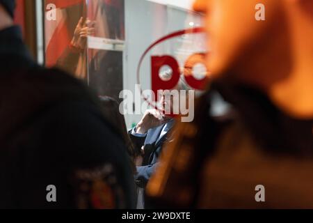 Il deputato polacco PIOTR GLINSKI del partito legge e giustizia PiS guarda la folla davanti alla sede del pap a Varsavia, 26 dicembre 2023. Le persone si sono riunite davanti allo studio statale TVP e pap nell’ambito della protesta in corso contro le azioni della neoeletta coalizione europeista volte a ripristinare l’affidabilità e l’obiettività del pubblico dei media. Varsavia Polonia dimostrazione in difesa di TVP. 2023/12/26 Copyright: XMarekxAntonixIwanczukx MAI08659-Enhanced-NR Foto Stock