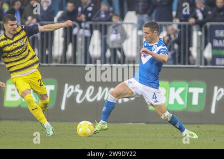 Brescia, Italia. 26 dicembre 2023. Fabrizio Paghera del Brescia FC lotta per la palla con Valentin Mihaila del Parma calcio durante Brescia FC vs Parma calcio, 19Â serie BKT 2023-24 partita allo stadio Mario Rigamonti di Brescia, Italia, il 26 dicembre 2023. Credito: Agenzia fotografica indipendente/Alamy Live News Foto Stock