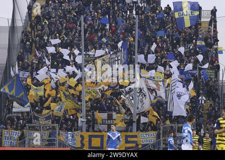 Brescia, Italia. 26 dicembre 2023. I tifosi del Parma mostrano il loro supporto durante la partita Brescia FC vs Parma calcio, 19Â serie BKT 2023-24 allo stadio Mario Rigamonti di Brescia, Italia, il 26 dicembre 2023. Credito: Agenzia fotografica indipendente/Alamy Live News Foto Stock