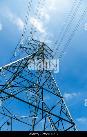Pilone elettrico contro un cielo blu, Londra, Regno Unito Foto Stock