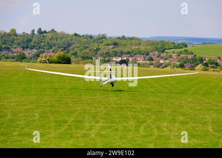 Aliante a motore a lancio automatico, ASH26E, G-CCLR, decolla dal London Gliding Club, Dunstable, Bedfordshire, Inghilterra. Foto Stock