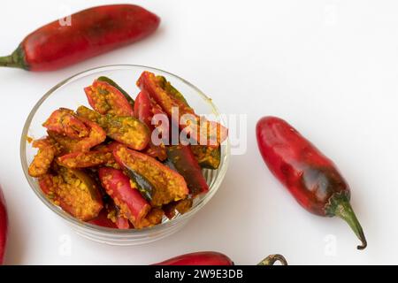 Sottaceto peperoncino rosso in recipiente di vetro trasparente - marinato con acqua e olio di fieno greco Foto Stock