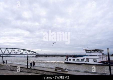 Paesi Bassi, Nijmegen, 27-12-2023, - il fiume Waal è alto. Il Nijmegen Hoge Waalkade non è ancora stato allagato. Foto: ANP MANON BRUININGA netherlands Out - belgium Out Foto Stock