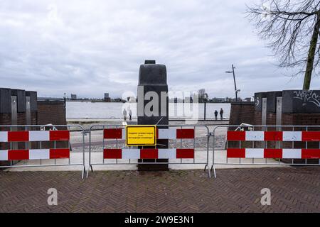 Paesi Bassi, Nijmegen, 27-12-2023, - il fiume Waal è alto. Il Nijmegen Hoge Waalkade non è ancora stato allagato. Foto: ANP MANON BRUININGA netherlands Out - belgium Out Foto Stock