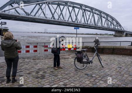 Paesi Bassi, Nijmegen, 27-12-2023, - il fiume Waal è alto. Il Nijmegen Hoge Waalkade non è ancora stato allagato. Foto: ANP MANON BRUININGA netherlands Out - belgium Out Foto Stock