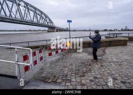 Paesi Bassi, Nijmegen, 27-12-2023, - il fiume Waal è alto. Il Nijmegen Hoge Waalkade non è ancora stato allagato. Foto: ANP MANON BRUININGA netherlands Out - belgium Out Foto Stock