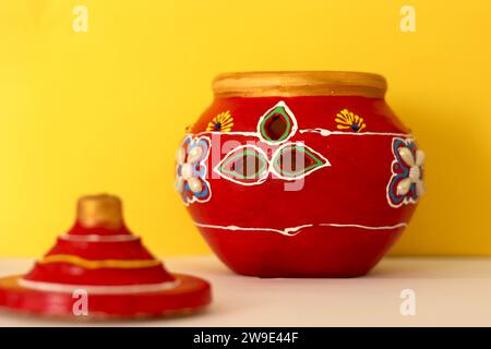 Navratri Festival, vaso di argilla di terra. Conosciuto come Gerba è venerato religiosamente. . Popolare festival specialmente nel Gujarat. Foto Stock