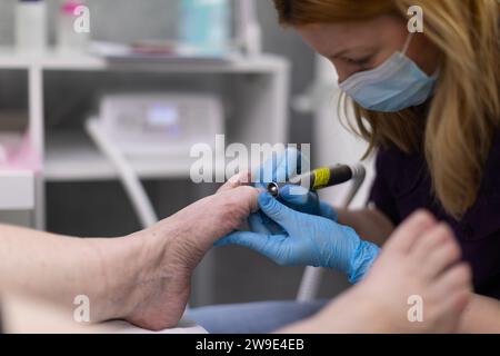 Primo piano sulle mani di un cosmetologo al lavoro in un salone di bellezza. Foto Stock