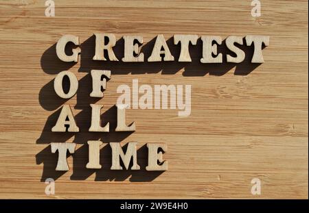 GOAT, acronimo di Greatest of All Time, parole in caratteri alfabetici di legno isolate sullo sfondo come intestazione di banner Foto Stock