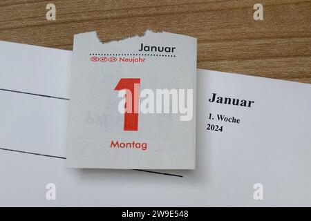 Wochenkalender und Kalenderblatt 1. Januar Wochenkalender und Kalenderblatt 1. Januar, 26.12.2023, Borkwalde, Brandeburgo, Auf einem Wochenkalender liegt ein Kalenderblatt vom 1. Januar 2024. *** Calendario settimanale e calendario pagina 1 gennaio Calendario settimanale e calendario pagina 1 gennaio, 26 12 2023, Borkwalde, Brandeburgo, su un calendario settimanale è una pagina di calendario dal 1° gennaio 2024 Foto Stock