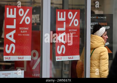 Karlovy Vary, Repubblica Ceca. 27 dicembre 2023. Eventi con sconti post-natalizi a Karlovy Vary, Repubblica Ceca, 27 dicembre 2023. Crediti: Slavomir Kubes/CTK Photo/Alamy Live News Foto Stock