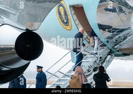 Joint, Stati Uniti. 27 dicembre 2023. Il presidente DEGLI STATI UNITI Joe Biden e la First Lady Jill Biden camminano a bordo dell'Air Force One sulla pista di atterraggio della base congiunta Andrews, Maryland, mercoledì 27 dicembre 2023. Biden si recherà a St. Croix, Isole Vergini americane per le vacanze di Capodanno. Foto di Shawn Thew/UPI credito: UPI/Alamy Live News Foto Stock