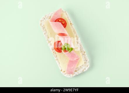 Torta di riso oblunga con prosciutto e formaggio Foto Stock