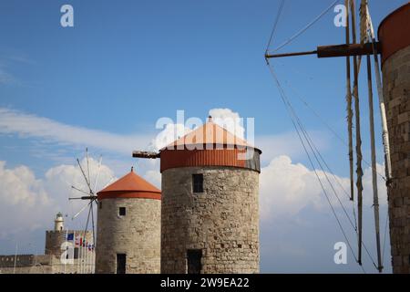 Mulini a vento sul lungomare nella città di Rodi, nell'isola di Rodi in Grecia. Foto Stock