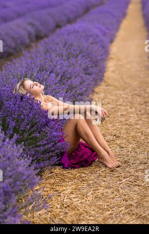 Bella giovane donna in campo di lavanda Foto Stock