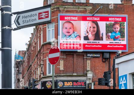 West Hendon, 27 dicembre 2023. Una campagna di cartelloni digitali a rotazione del Forum UK "ostaggi e famiglie scomparse", che mostra le foto di alcuni civili israeliani rapiti scattati da Hamas il 7 ottobre 2023. La campagna mira a mantenere sotto gli occhi dell'opinione pubblica la situazione di uomini, donne e bambini ancora tenuti in ostaggio a Gaza. Foto di Amanda Rose/Alamy Live News Foto Stock