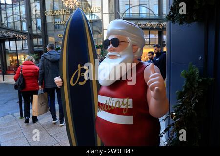 Riporre e commerciare prima del giorno di Natale. Bordeaux, Gironde, Francia, Europa. Foto di Hugo Martin/Alamy. Foto Stock