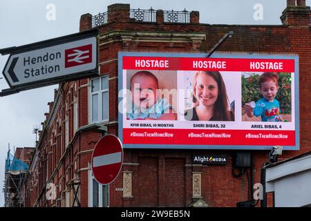 West Hendon, 27 dicembre 2023. Una campagna di cartelloni digitali a rotazione del Forum UK "ostaggi e famiglie scomparse", che mostra le foto di alcuni civili israeliani rapiti scattati da Hamas il 7 ottobre 2023. La campagna mira a mantenere sotto gli occhi dell'opinione pubblica la situazione di uomini, donne e bambini ancora tenuti in ostaggio a Gaza. Foto di Amanda Rose/Alamy Live News Foto Stock