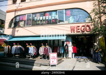 Tokyo, Giappone; 1 ottobre 2023: Shimokitazawa è un'area per lo shopping e l'intrattenimento a Kitazawa, piena di negozi vintage e atmosfera alternativa. Foto Stock