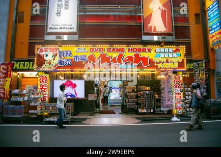 Tokyo, Giappone; 1 ottobre 2023: Akihabara chiamata anche Akiba dopo un antico santuario locale, è un quartiere nel centro di Tokyo famoso per i suoi numerosi negozi di abbigliamento Foto Stock