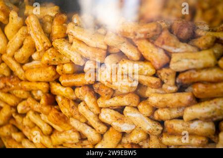 Cracker di riso giapponese a Tokyo. Un cracker di riso è un cracker dell'Asia orientale prodotto con farina di riso sbiancata o non sbiancata. Foto Stock