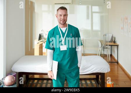 Ritratto di un sorridente centro di riabilitazione specializzato in scrub Foto Stock