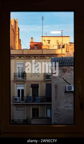 Vista della strada di Barcellona dalla finestra di mattina. La foto ha una cornice della finestra. Foto Stock
