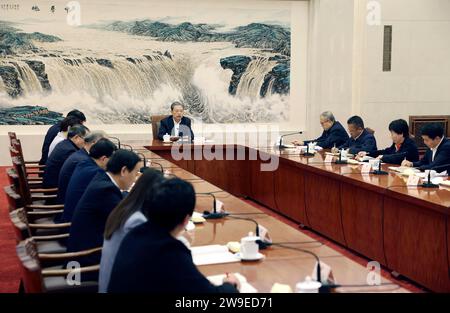 Pechino, Cina. 27 dicembre 2023. Zhao Leji, membro del Comitato permanente dell'Ufficio politico del Comitato centrale del Partito Comunista Cinese e presidente del Comitato permanente del Congresso Nazionale del popolo (NPC), interviene in un simposio con i deputati dell'NPC che si riuniscono nella settima sessione del 14° Comitato permanente dell'NPC a Pechino, capitale della Cina, il 27 dicembre 2023. Crediti: Liu Weibing/Xinhua/Alamy Live News Foto Stock