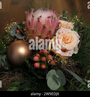Primo piano di un bouquet natalizio splendidamente legato nella vista laterale Foto Stock