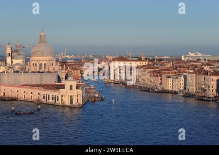 Basilica di Santa Maria della salute all'ingresso del Canal grande, Venezia, Italia. Foto Stock