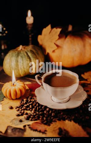 Fascino confortevole, caffè autunnale. Fascino nostalgico e retrò. Le candele lampeggiano. Foto Stock