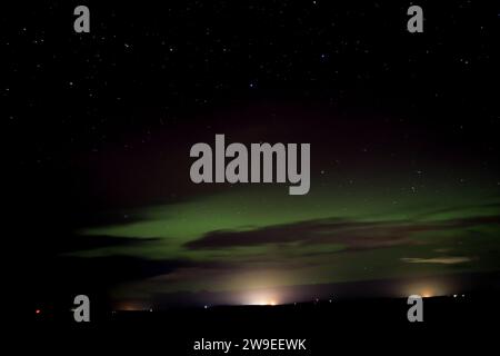 Aurora boreale sul porto nel villaggio di John o Groats, costa nord di Caithness, Scozia, Regno Unito Foto Stock