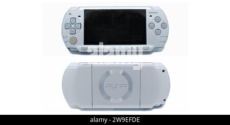 Ocala, Florida USA 11 dicembre 2023 Vista frontale della famosa console di videogiochi UMD universale per PSP Portable UMD, colore grigio iso Foto Stock