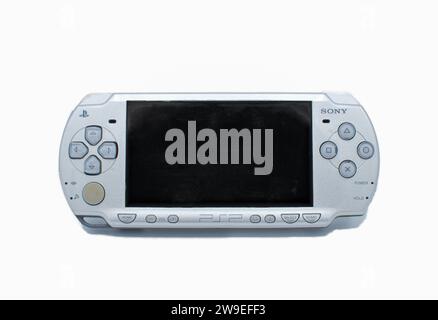 Ocala, Florida USA 11 dicembre 2023 Vista frontale della famosa console di videogiochi UMD universale per PSP Portable UMD, colore grigio iso Foto Stock