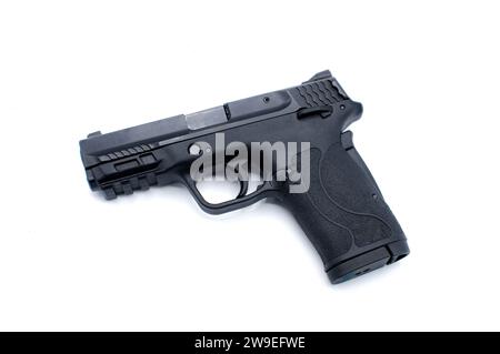 Pistola pistola automatica semiautomatica 380 metallo nero con impugnatura in polimero rigido munizioni con caricatore a caricatore semiautomatico 8 rotondi. L'arma di autodifesa lo e' Foto Stock