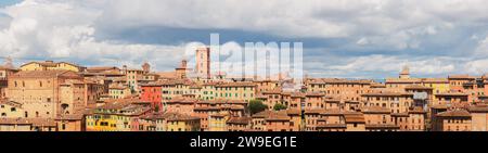 Ampia vista panoramica del colorato e scenografico paesaggio cittadino dello storico borgo collinare Siena, Toscana, Italia. Foto Stock