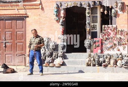 Kathmandu, Nepal - 17 novembre 2023: Il proprietario del negozio aspetta il turista fuori dal suo negozio di articoli da regalo. Il turismo è la principale fonte economica del Nepal Foto Stock